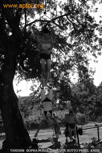 TANDEM  SOPRA POSIZ. CRUCIFIX SOTTO POSIZ. KNEE